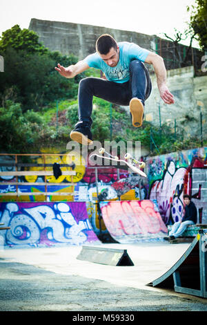 Imperia, IM, ligurie, italie - Février 12, 2017 : En Skatepark dans la ville de Imperia un jeune garçon sautant sur le skateboard pendant une session de formation. Banque D'Images