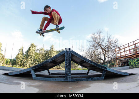 Imperia, IM, Ligurie, Italie - 6 mars 2017 : dans la région de Skatepark dans la ville de Imperia un jeune garçon sautant sur le skateboard pendant une session de formation. Banque D'Images