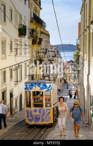 Barrio Alto Quartier, avec des collines et tramways Lisbonne, Portugal Banque D'Images