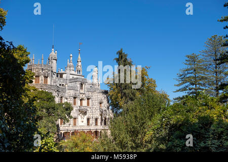 Jardins et le Palais de la Quinta da Regaleira, à Sintra, Portugal, Banque D'Images