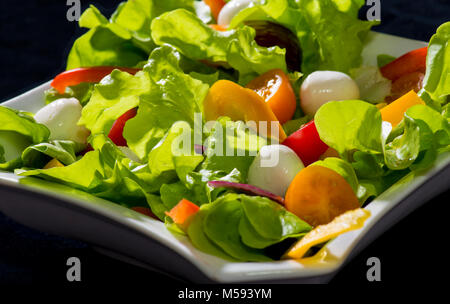 Salade de légumes frais isolé sur fond noir Banque D'Images