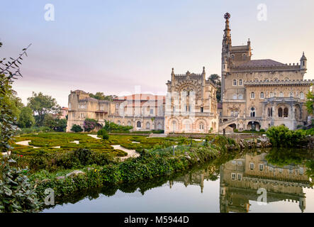 Bussaco Palace et jardins (maintenant Bussaco Palace Hotel) , commandé en 1888 par le Roi Charles I, près de Luso, Portugal Banque D'Images