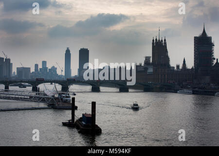 Vue vers l'ouest en direction de maisons du Parlement le long de la Tamise de Waterloo Bridge, Londres, Royaume-Uni Banque D'Images