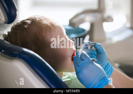 Fille à la réception chez le dentiste, l'stomatologist effectuer la procédure de nettoyage Banque D'Images