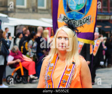 Femme membre de l'ordre d'Orange pendant la procession jusqu'au Royal Mile pour marquer la douzième d'événements de juillet Banque D'Images