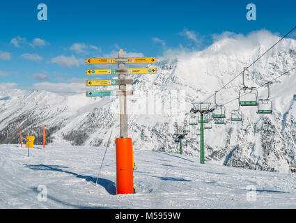 Panneau dans la station de ski de La Thuile, pointant vers différentes pistes y compris à la station française de la rosiere Banque D'Images