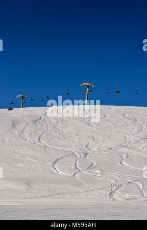 Snowboard télésiège et trace sinueuse ombre sur blanche neige - concept de sports d'hiver Banque D'Images