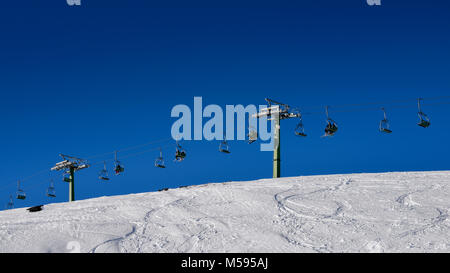 Snowboard télésiège et trace sinueuse ombre sur blanche neige - concept de sports d'hiver Banque D'Images