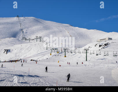 La Thuile, Italie - Février 18, 2018 : télésiège au domaine skiable italien sur les Alpes couvertes de neige et les skieurs et snowboarders sur les pistes - concept de sports d'hiver Banque D'Images