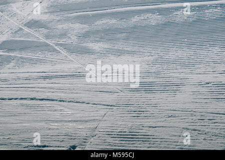 Nouveau sur neige damée piste de ski sur une journée d'hiver ensoleillée Banque D'Images