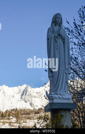 Vue panoramique sur la montagne alpes hiver de la vallée d'Aoste et de la statue de la Vierge Marie Banque D'Images