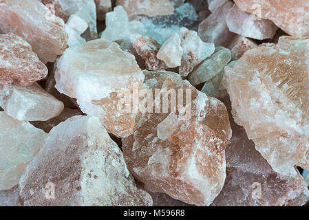 Sel noir condiment, Himalayan Kala Namak saline rock rose en cristal de chlorure de sodium Nathdwara, Rajasthan, Inde Banque D'Images