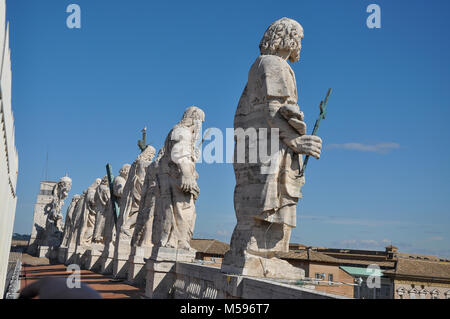 Le toit de Maderno's Façade de la Basilique Saint Pierre, les caractéristiques des statues de Jésus et des Apôtres 11 avec Jean le Baptiste. Cité du Vatican Banque D'Images