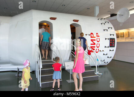 Kaluga, Russie - le 13 juillet 2014, les touristes l'affichage de la station orbitale de l'unité de base 'Mir' au Musée de l'astronautique Tsiolkovsky Banque D'Images