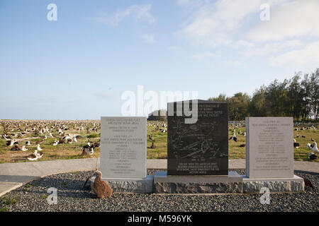 Mémorial national de la bataille de Midway sur l'atoll de Midway, en granit gris et en marbre noir, dans une colonie de nidification d'albatros de Laysan sur l'île Banque D'Images