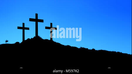 Illustration religieuse avec trois croix sur une colline rétroéclairé et ciel bleu. Composition horizontale Banque D'Images