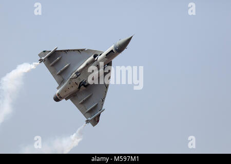 Indian Air Force l'exécution de manœuvres de voltige avec traces de fumée à Aero India 2013. Banque D'Images