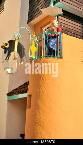 Détail d'un immeuble à Portmeirion avec saint la lecture d'un texte au-dessus d'une laine de mouton noir la boutique sign Banque D'Images