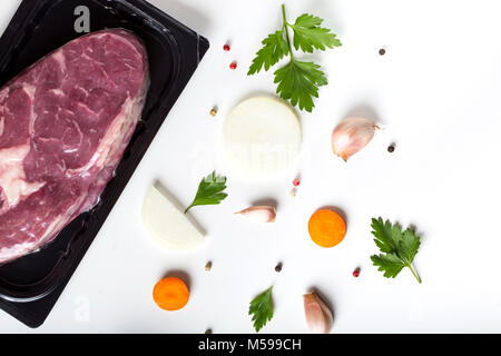 La viande de boeuf avec légumes et herbes isolé sur fond blanc Banque D'Images