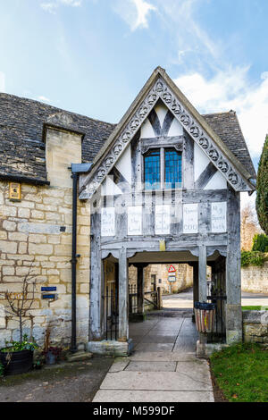 L'emblématique colombages Lych Gate entrée du cimetière de St Mary's Parish Church en Painswick, un village préservé dans les Cotswolds Gloucestershire Banque D'Images