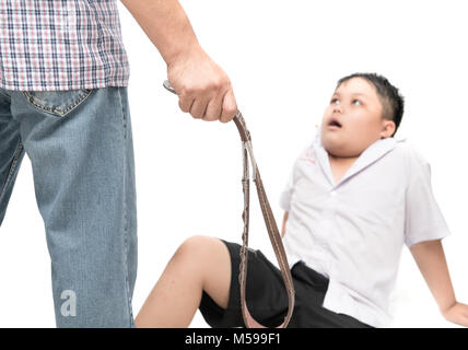 Agression famille , père punit enfant isolé sur fond blanc. Focus on hand Banque D'Images