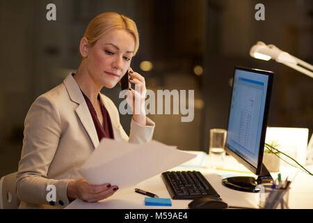 Businesswoman calling sur smartphone at office Banque D'Images