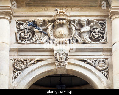 Pierre détail montrant les yeux bandés l'homme au-dessus de l'entrée de l'hôtel de ville de Halifax West Yorkshire Angleterre Banque D'Images