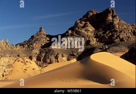 La Libye. Près de Ghat. Désert du Sahara. Akakus (Acacus) Parc National. Dunes de sable et de rochers. Banque D'Images