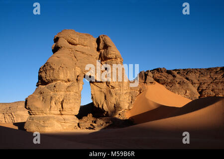 La Libye. Près de Ghat. Désert du Sahara. Akakus (Acacus) Parc National. Arche naturelle appelée Fezzenger. Banque D'Images