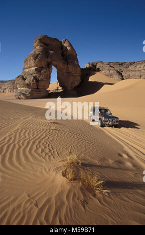 La Libye. Près de Ghat. Désert du Sahara. Akakus (Acacus) Parc National. Arche naturelle appelée Fezzenger. Voiture 4x4. Banque D'Images