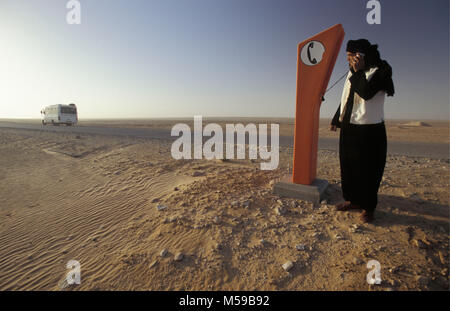 La Libye. Oasis de Ghadamès. Désert du Sahara. Téléphone d'urgence le long de la route principale. Busdriver appelant à l'aide. Banque D'Images