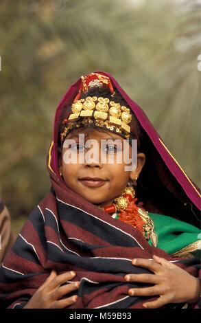 La Libye. Oasis de Ghadamès. Désert du Sahara. Une jeune fille berbère locale pour aider la famille de mariage. Portrait. Banque D'Images