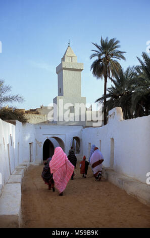 La Libye. Oasis de Ghadamès. Désert du Sahara. Vieille ville. Unesco World Heritage site. Les femmes berbères locales. Minaret de mosquée. Banque D'Images