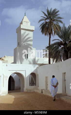 La Libye. Oasis de Ghadamès. Désert du Sahara. Vieille ville. Unesco World Heritage site. Homme berbère locale. Minaret de mosquée. Banque D'Images