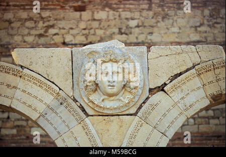 La Libye. Tripoli. Leptis Magna. Ruines Romaines. Sculpture de visage sur des ruines romaines. L'Unesco, site du patrimoine mondial. Site archéologique de Leptis Magna. Banque D'Images