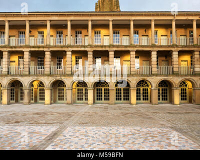 Des voyants au crépuscule à la Pièce Hall Halifax West Yorkshire Angleterre Banque D'Images