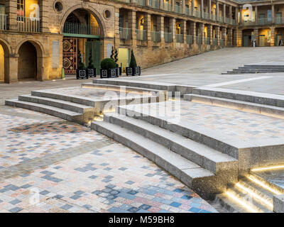 Des voyants au crépuscule à la Pièce Hall Halifax West Yorkshire Angleterre Banque D'Images