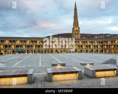 Des voyants au crépuscule à la Pièce Hall Halifax West Yorkshire Angleterre Banque D'Images