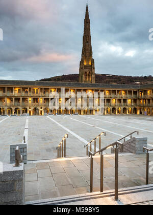 Des voyants au crépuscule à la Pièce Hall Halifax West Yorkshire Angleterre Banque D'Images