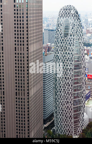 Cocoon Tower et d'autres gratte-ciel du quartier de Shinjuku à Tokyo, une zone moderne dans la capitale du Japon Banque D'Images