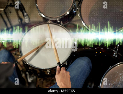 Homme musician playing drum kit au concert Banque D'Images