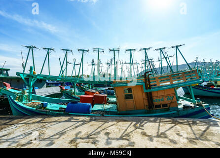 Travailleurs en chantier. Construction navale ,( ship building) Grand navire sur cale sèche flottante dans un chantier naval, de l'île de Phu Quoc, Vietnam, Kien Giang Banque D'Images