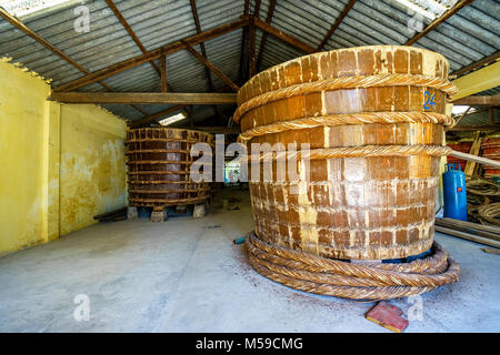 Les installations de production en usine de la sauce de poisson sur l'île de Phu Quoc Island par la méthode traditionnelle d'anchois fermentés fermentation brassée au grand, au Vietnam Banque D'Images