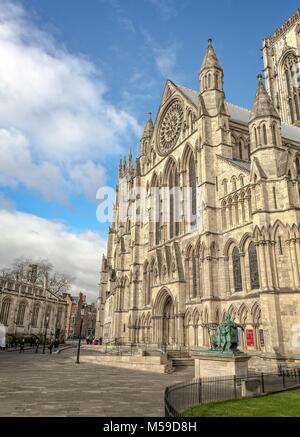 Côté Sud de la cathédrale de York avec une statue de l'empereur romain Constantin au premier plan. Banque D'Images