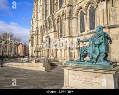 Côté Sud de la cathédrale de York avec une statue de l'empereur romain Constantin au premier plan. Banque D'Images