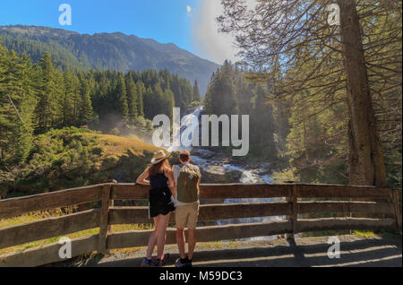 Jeune couple regardant les cascades Krimmler en été Banque D'Images