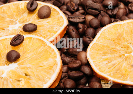 Orange séchée avec grains de café torréfiés close-up Banque D'Images