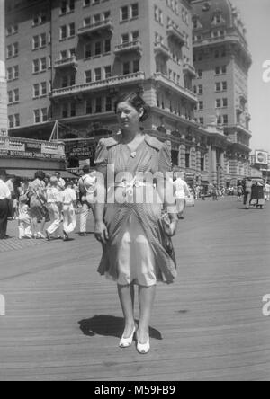 Une femme s'arrête pour un instantané dans l'Atlantic City boardwalk, ca. 1938. Banque D'Images