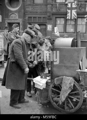 Vendeur de nourriture dans les rues de Londres, ca. 1938. Banque D'Images