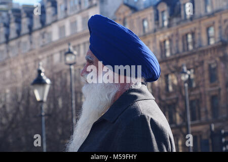 Un profil d'un homme asiatique plus âgés avec une longue barbe blanche et vêtu d'un turban bleu royal, Trafalgar Square, Londres Banque D'Images